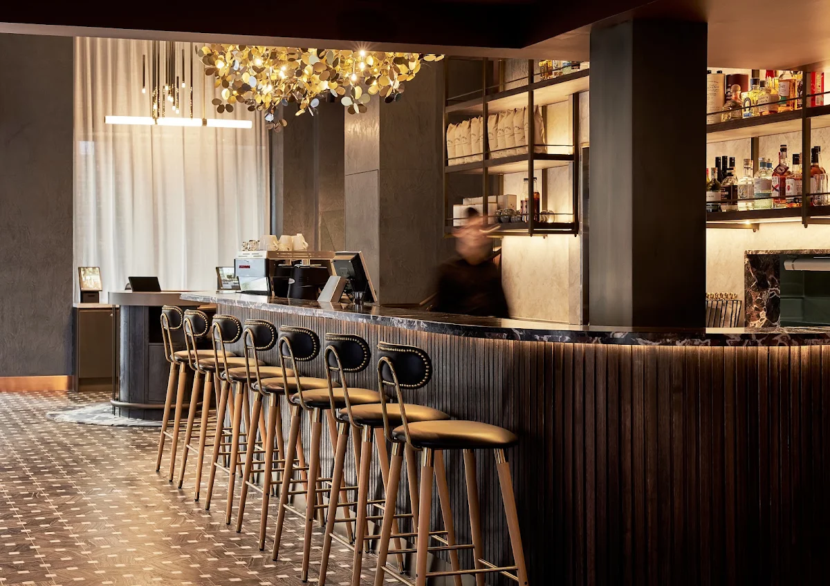 Vibe, Wayfarer’s Bar & Café