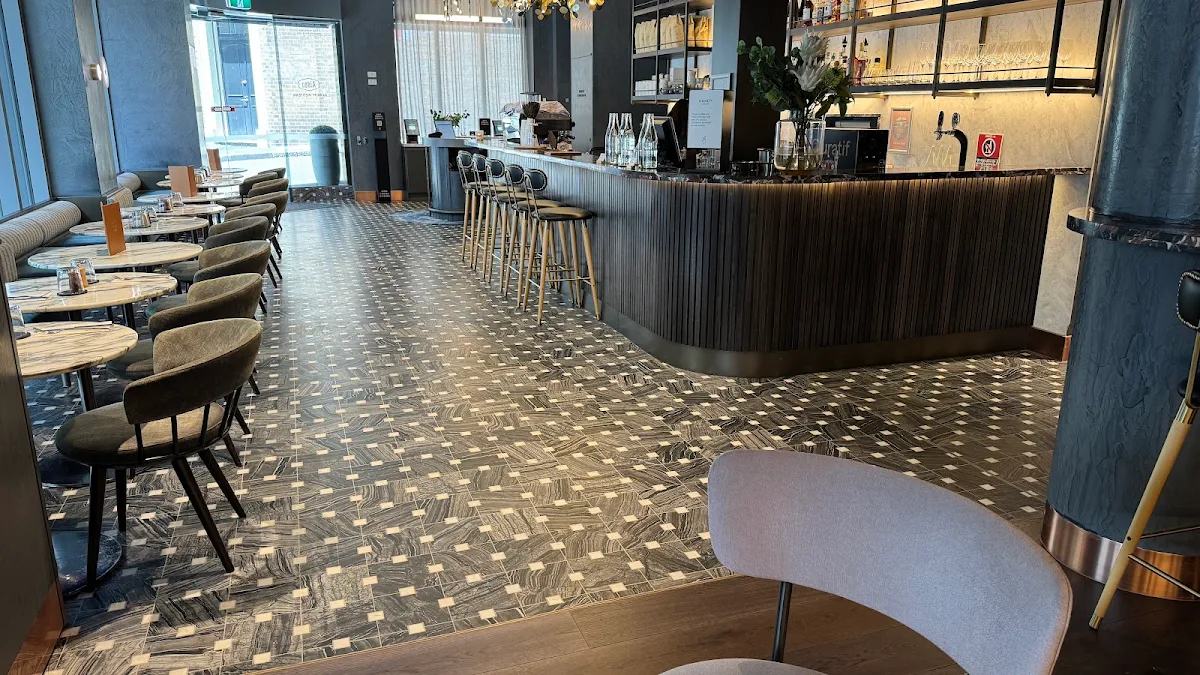Vibe, Wayfarer’s Bar & Café