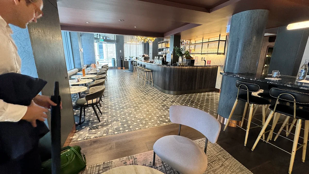 Vibe, Wayfarer’s Bar & Café