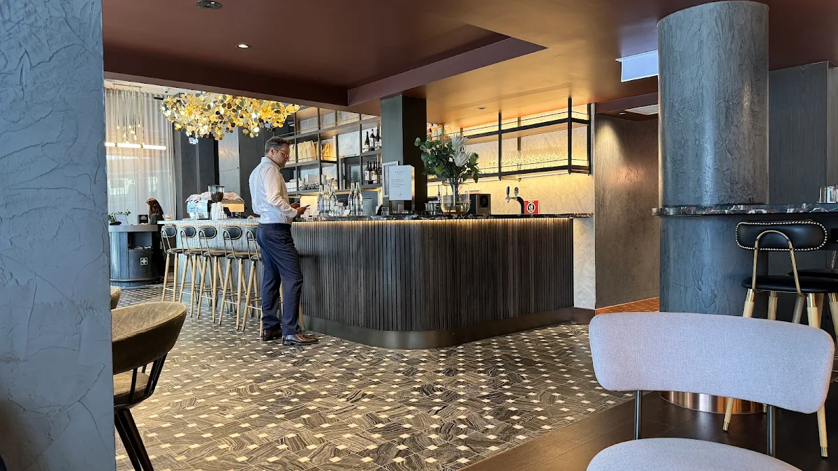 Vibe, Wayfarer’s Bar & Café