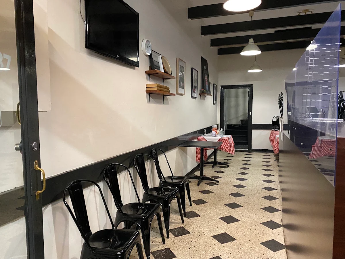 Vibe, Lucky's Pizzeria