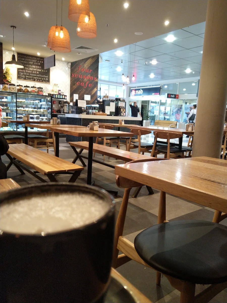 Vibe, Four Seasons Café
