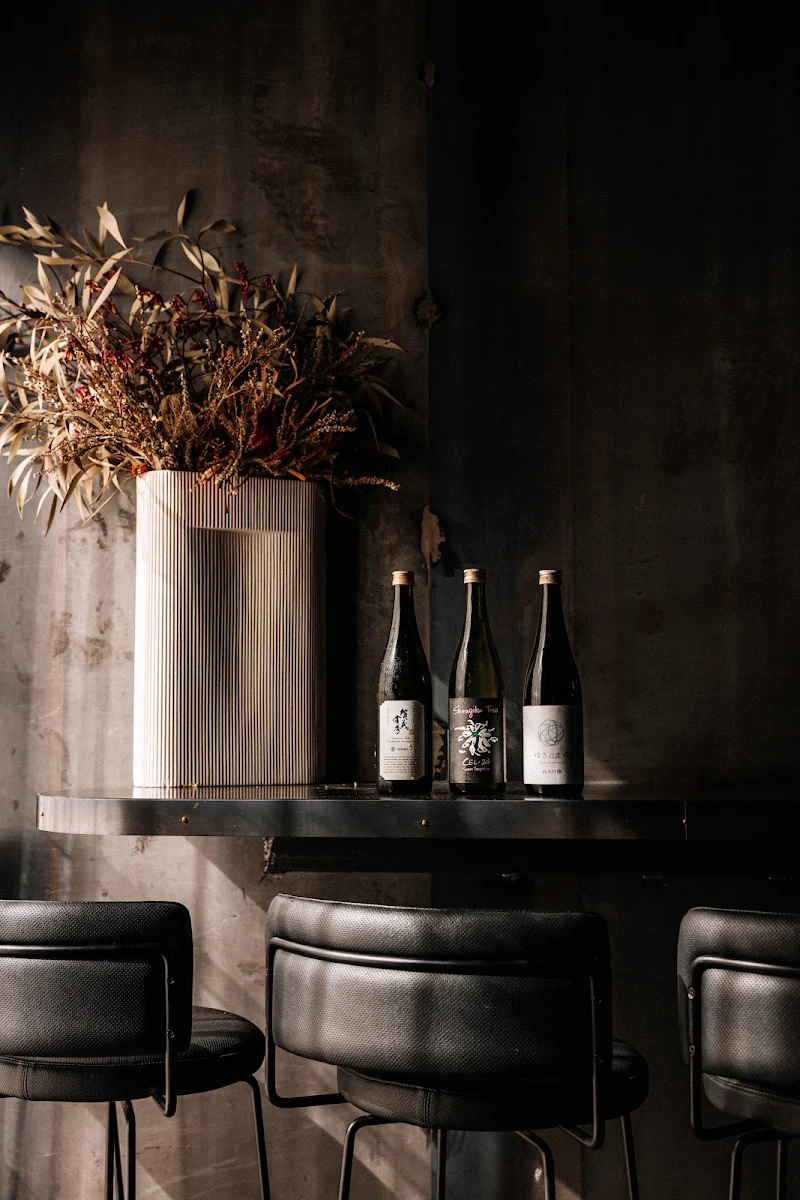 Vibe, Essa Restaurant & Wine Bar