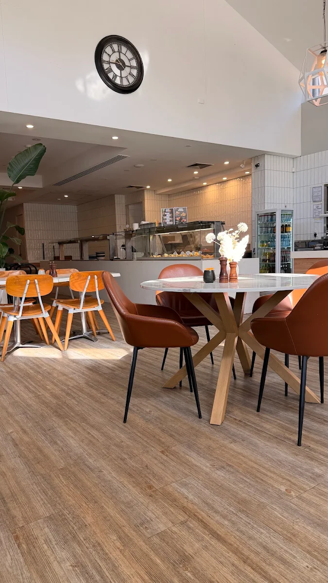 Vibe, HR Cafe & Bar