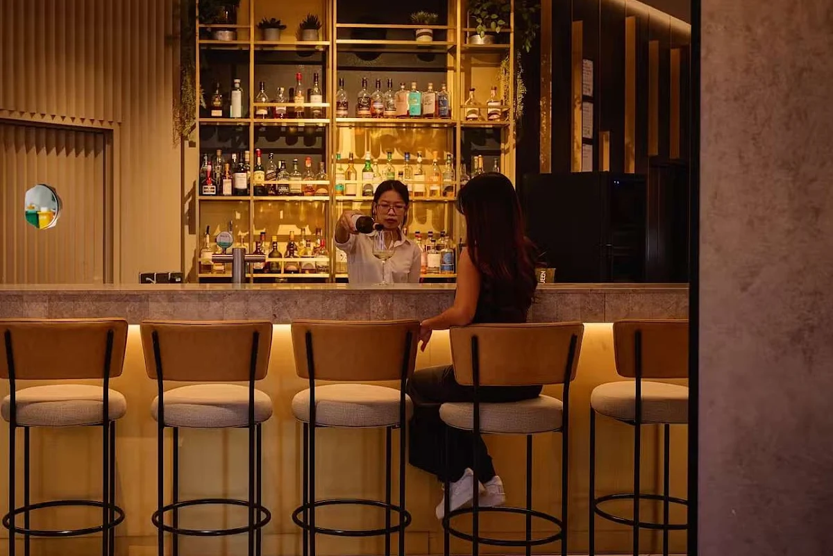 Vibe, One Queen Restaurant