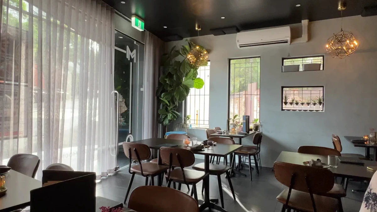 Vibe, Restaurant Moon