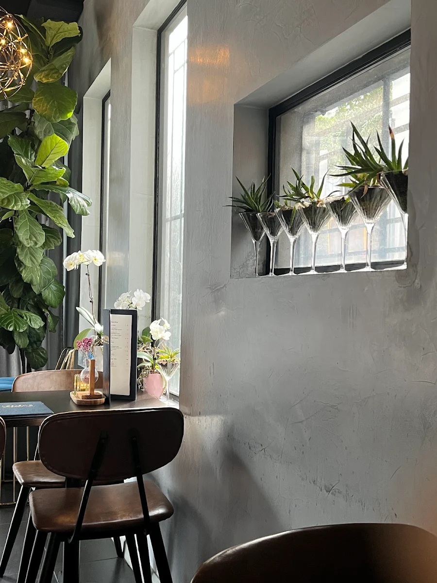Vibe, Restaurant Moon