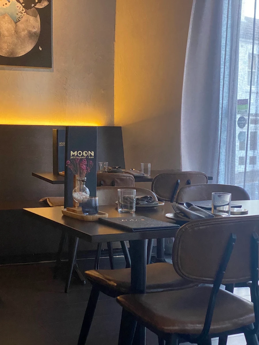 Vibe, Restaurant Moon