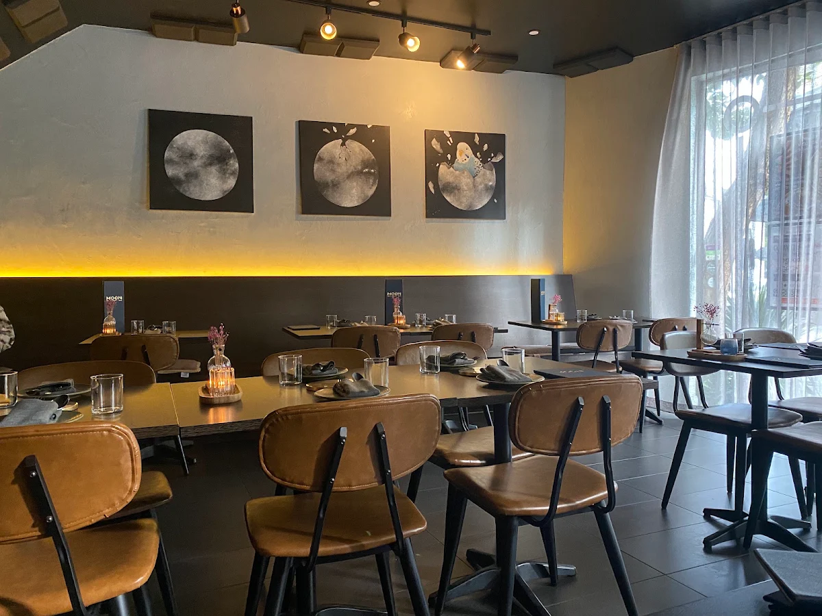Vibe, Restaurant Moon