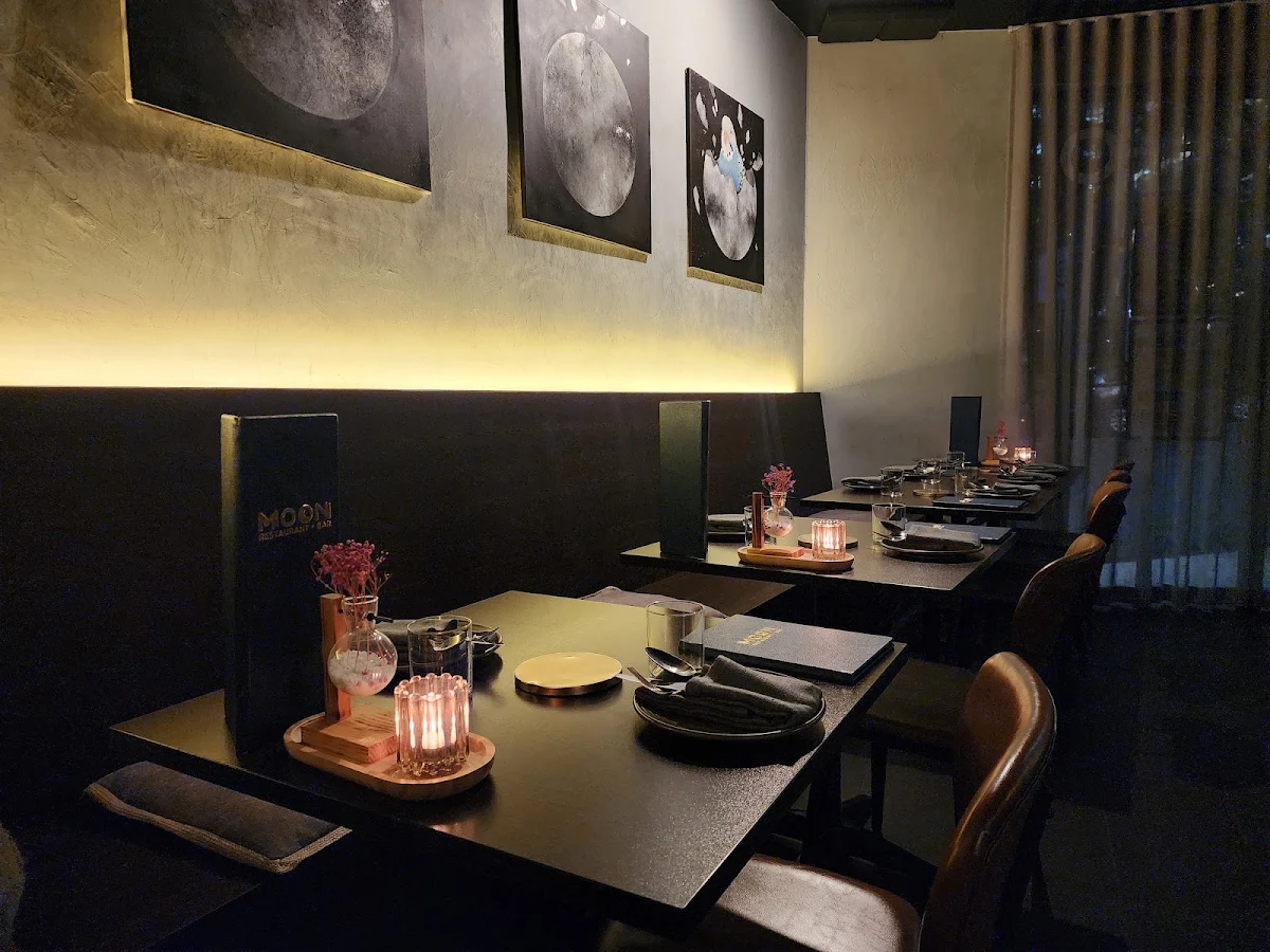 Vibe, Restaurant Moon