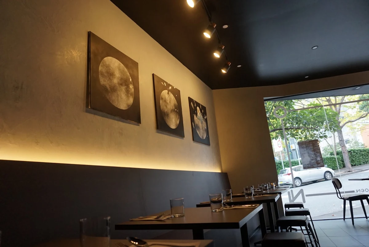 Vibe, Restaurant Moon