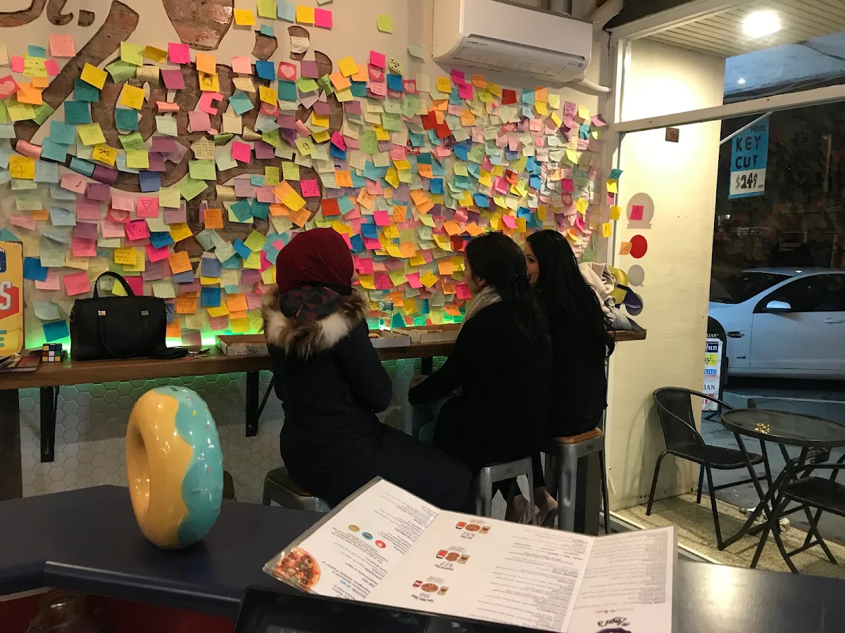 Vibe, St. Loui's Pizza