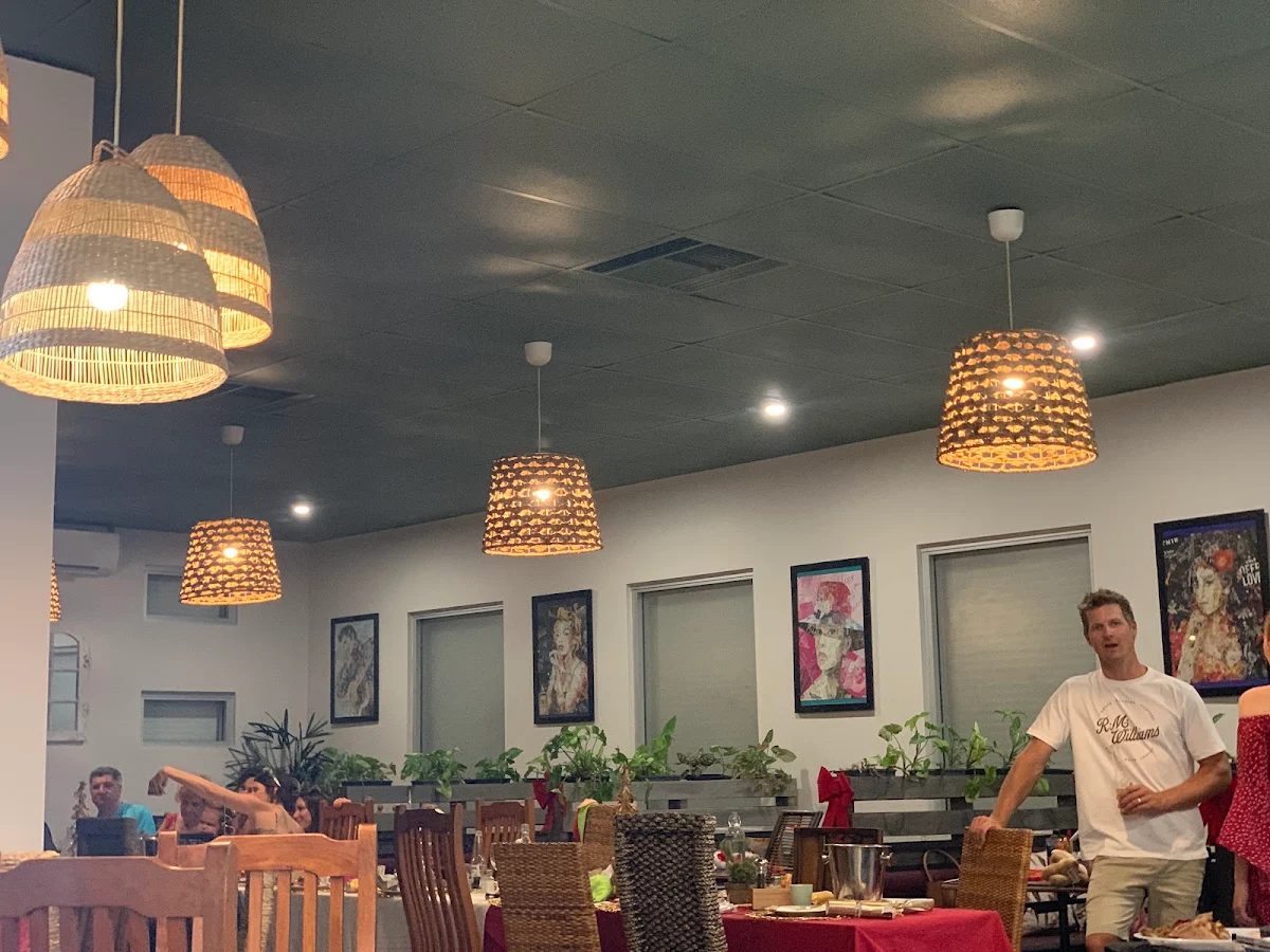 Vibe, Cafe Ya Here