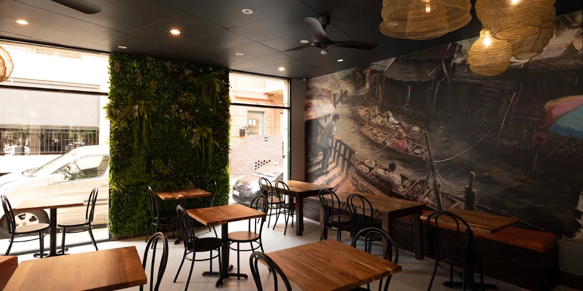 Vibe, Papaya Thai Eatery & Cafe