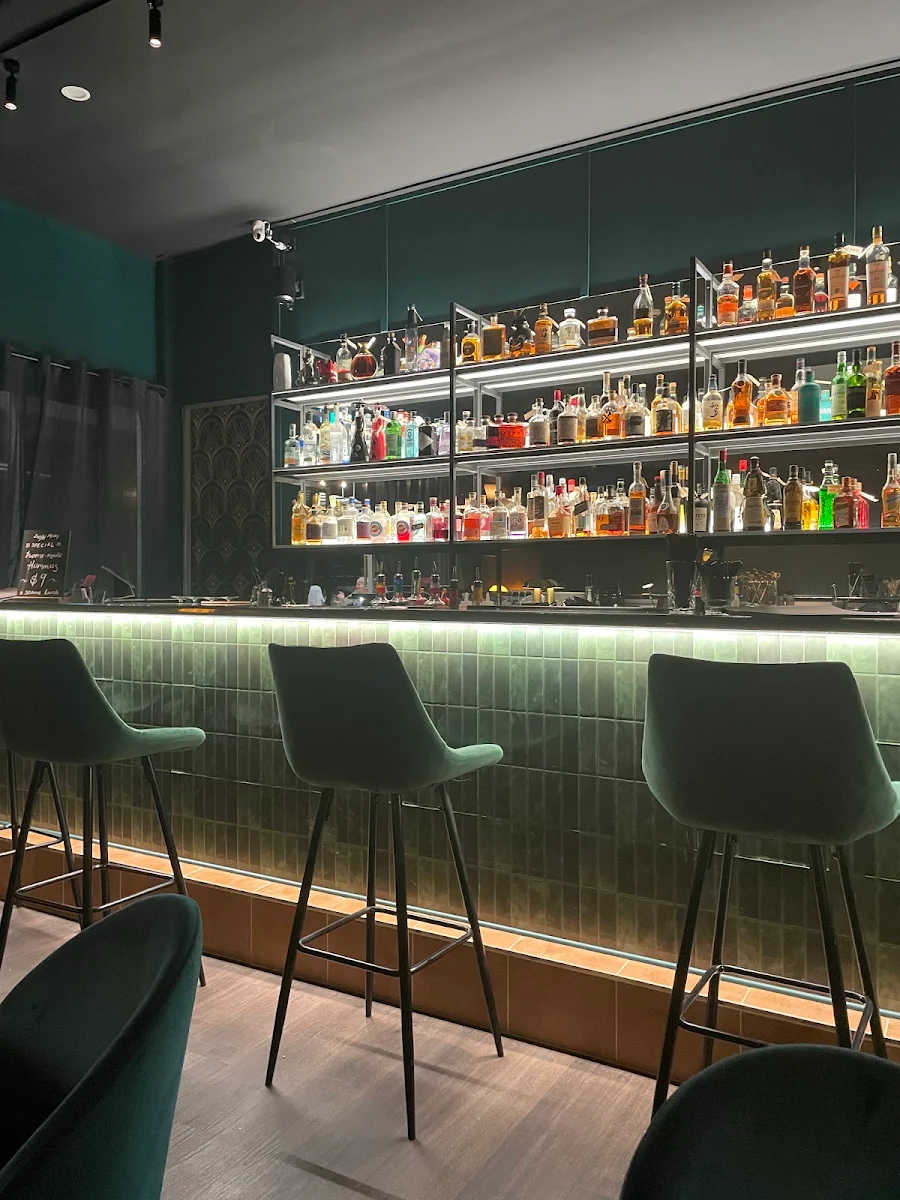 Vibe, Sneaky Mick's Cocktail & Supper Lounge