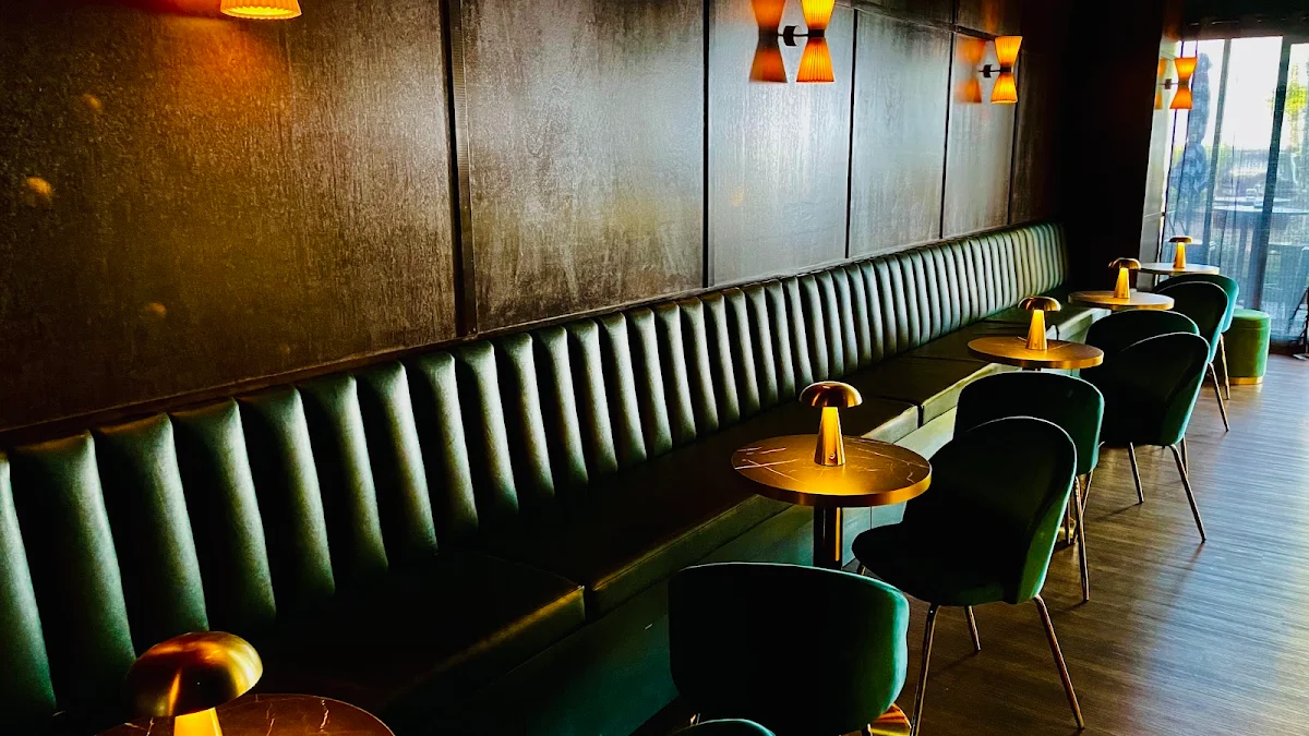 Vibe, Sneaky Mick's Cocktail & Supper Lounge