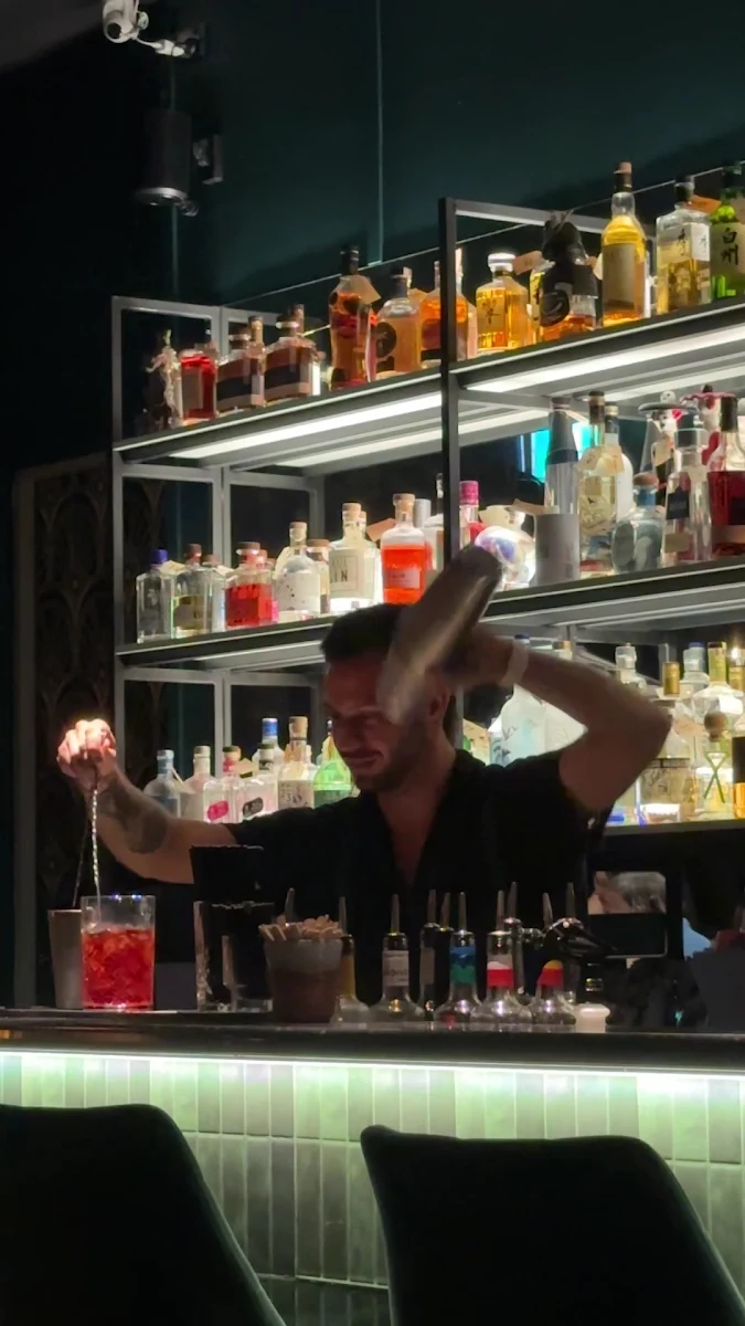Vibe, Sneaky Mick's Cocktail & Supper Lounge