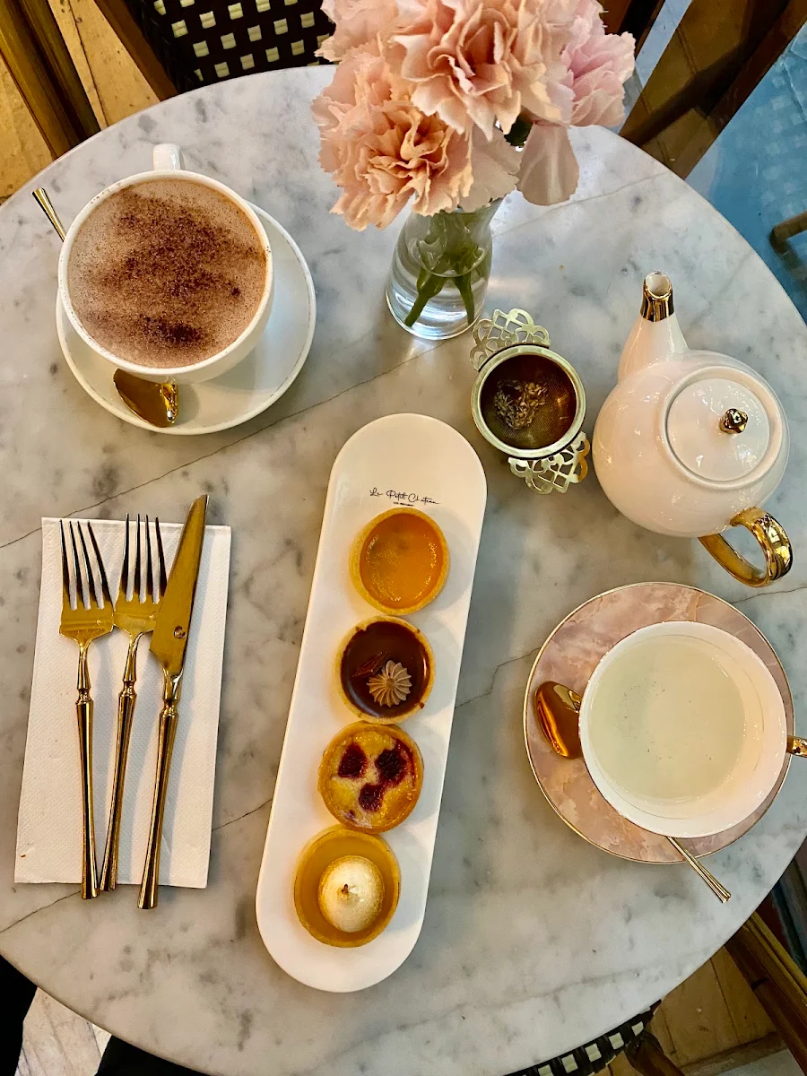 Food & drink, Le Petit Chateau Restaurant