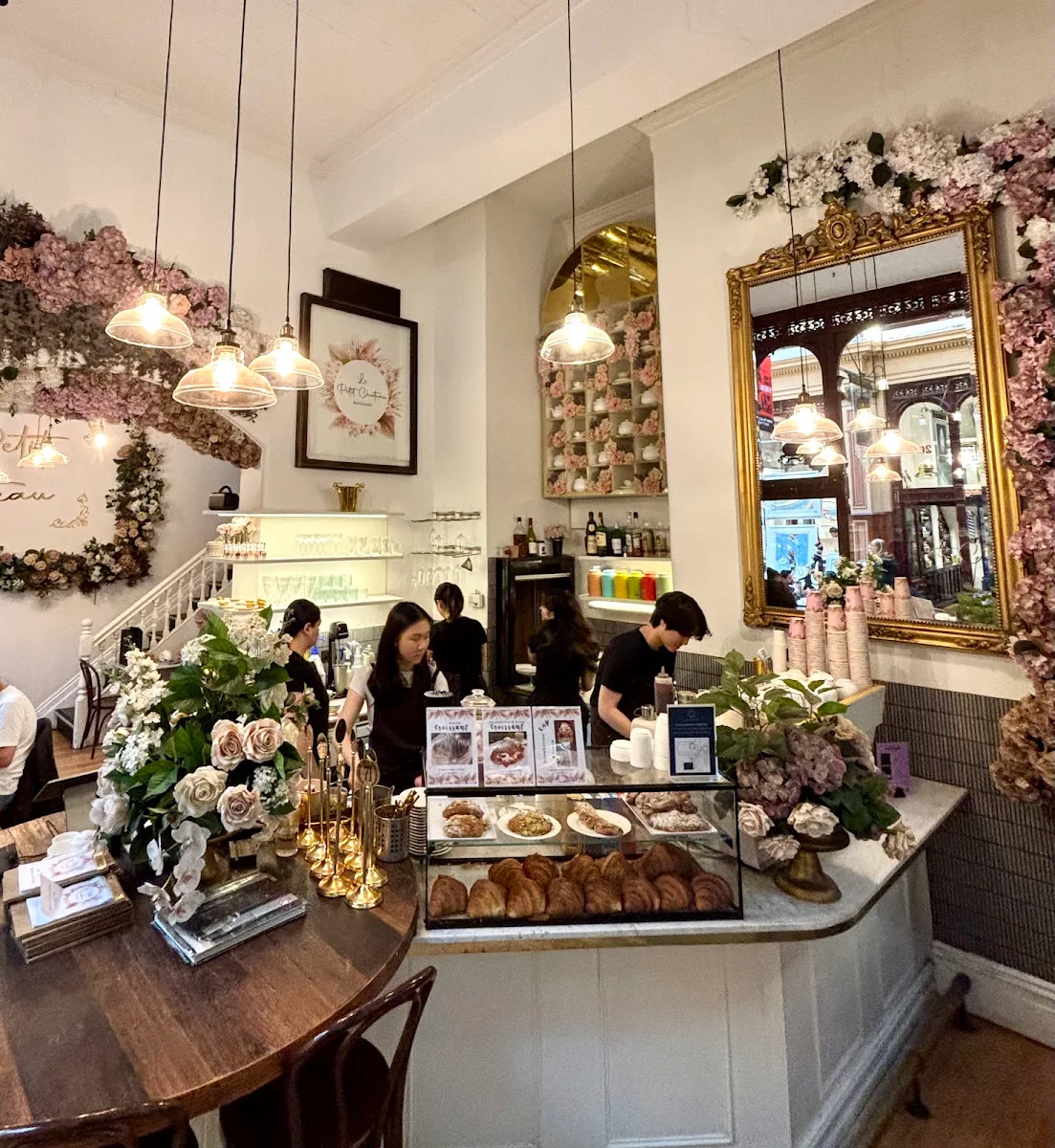 Vibe, Le Petit Chateau Restaurant
