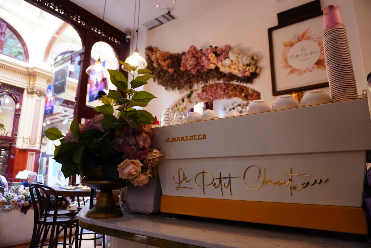 Vibe, Le Petit Chateau Restaurant