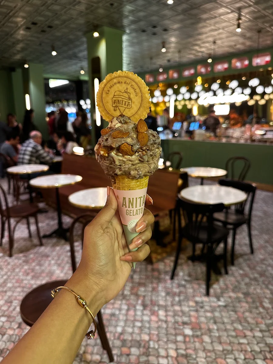 Vibe, Anita Gelato Manly