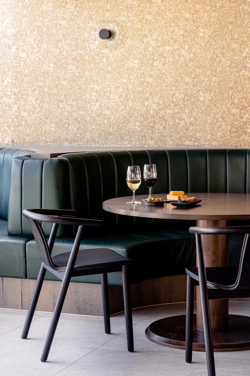Vibe, Midnight Bar