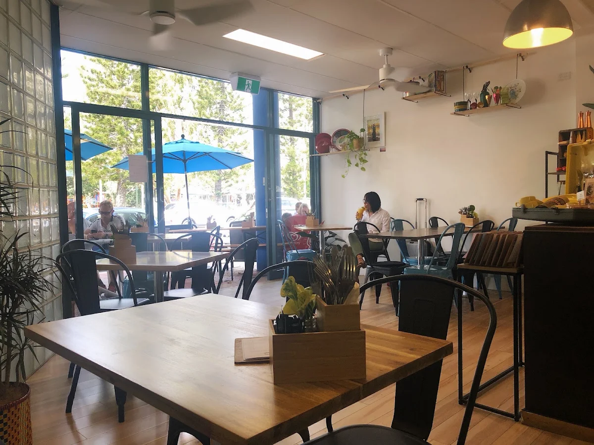 Vibe, Flawsome Café