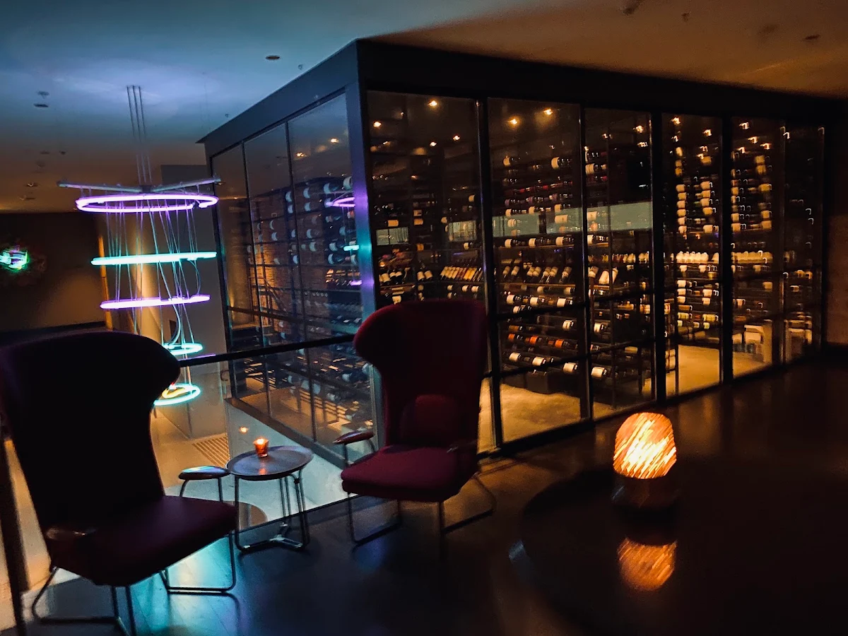 Vibe, Pascale Bar & Grill