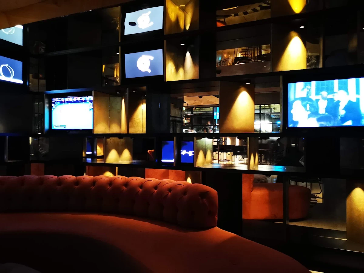 Vibe, Pascale Bar & Grill