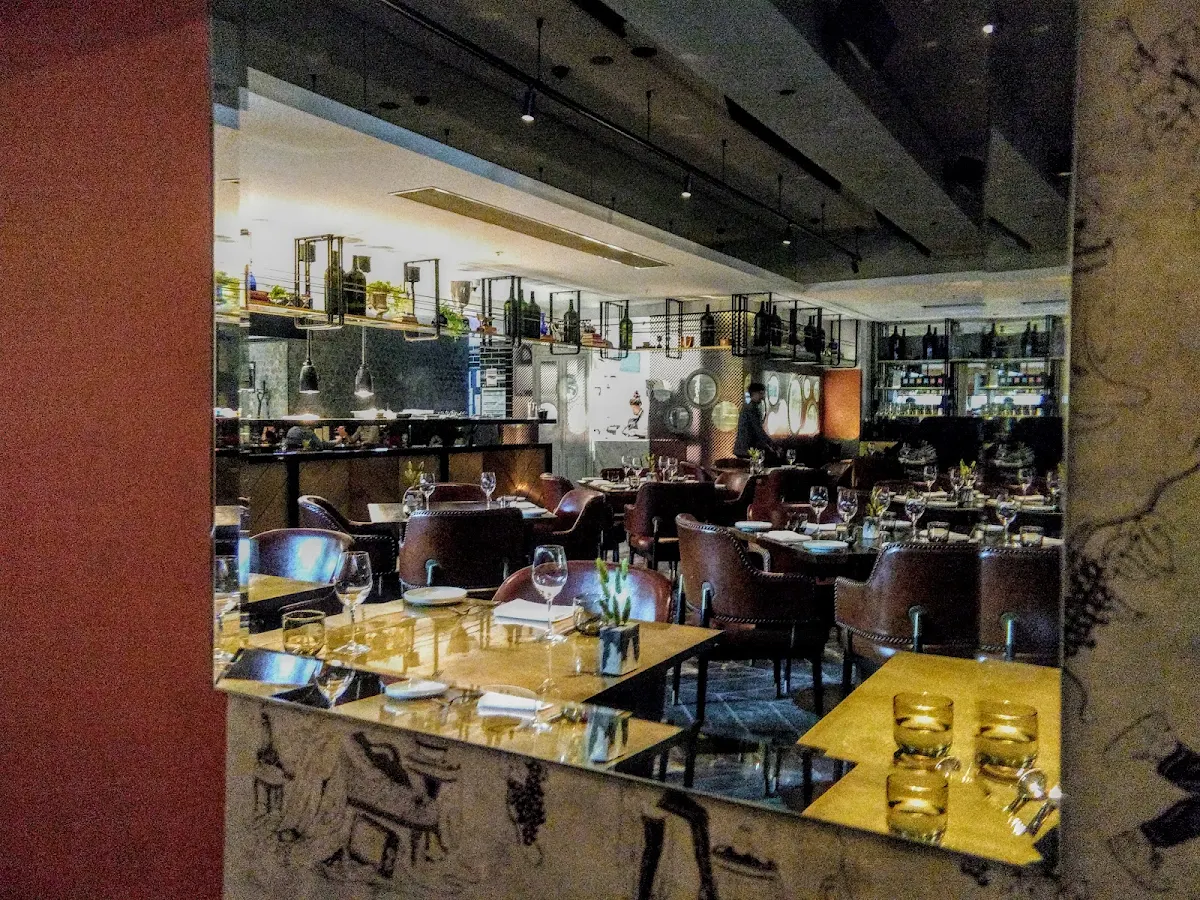 Vibe, Pascale Bar & Grill