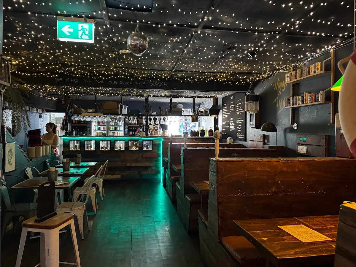 Vibe, Wings And Tins Darlinghurst