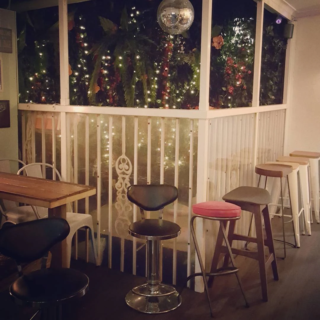 Vibe, Wings And Tins Darlinghurst