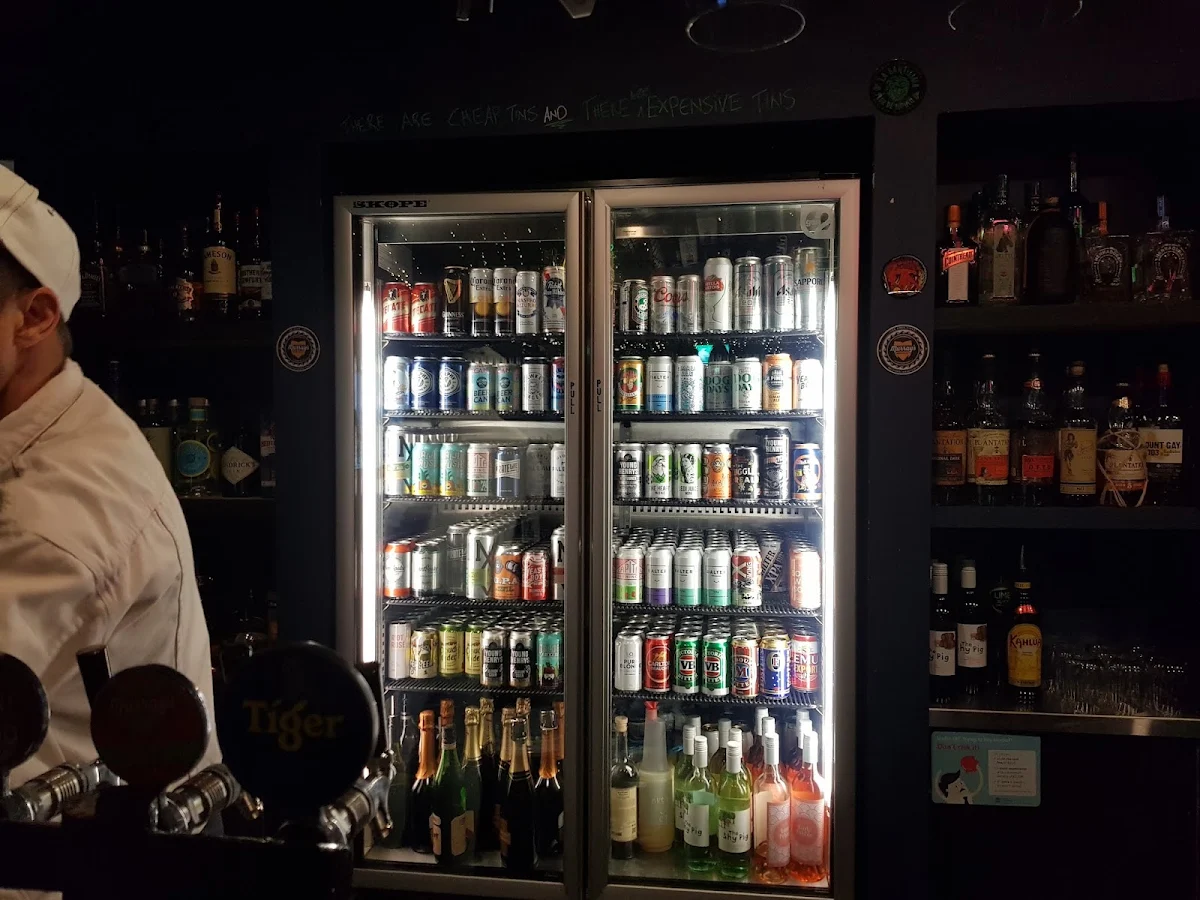 Vibe, Wings And Tins Darlinghurst