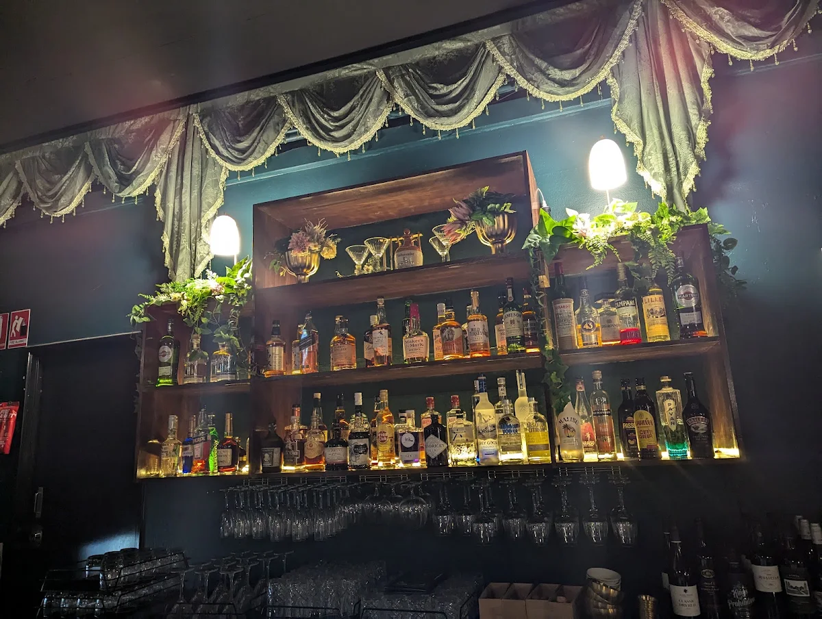 Vibe, Ambassador Bar