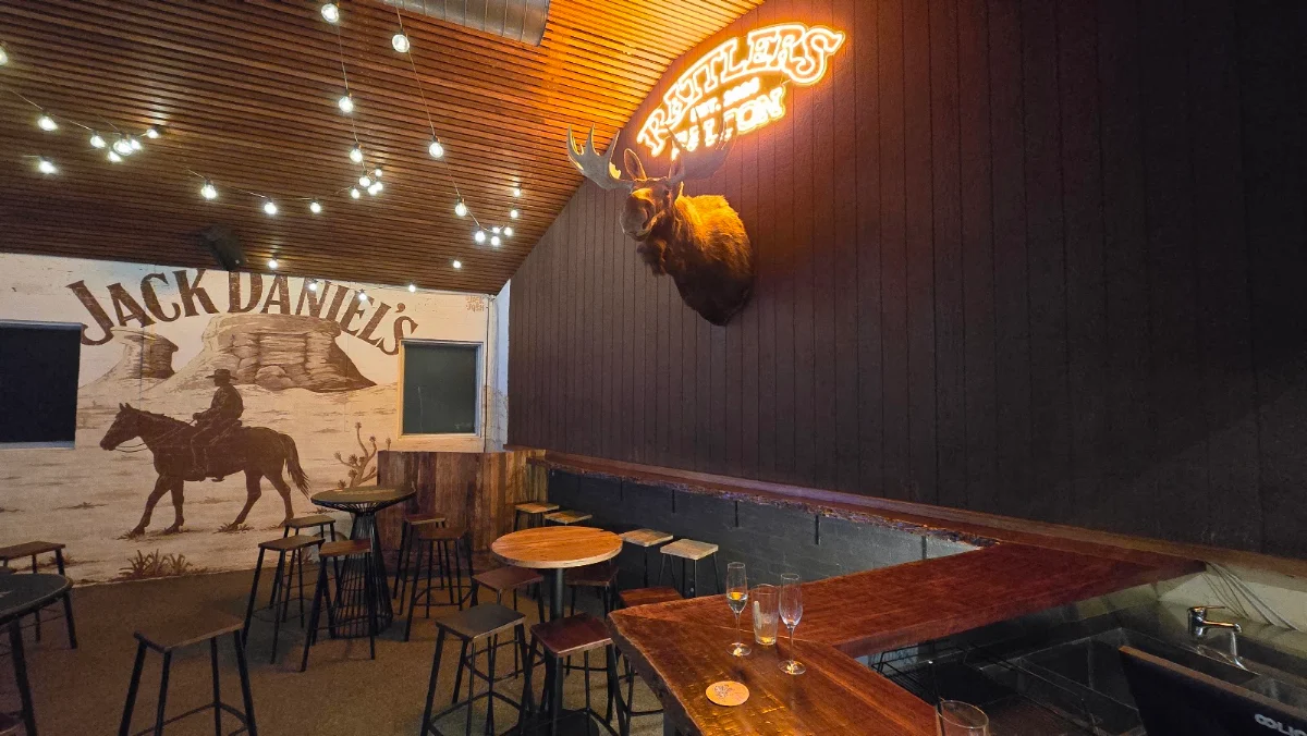 Vibe, Rattlers Saloon
