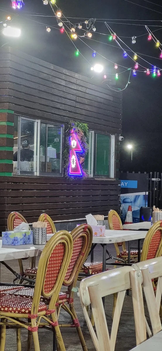 Vibe, Tapari Momo