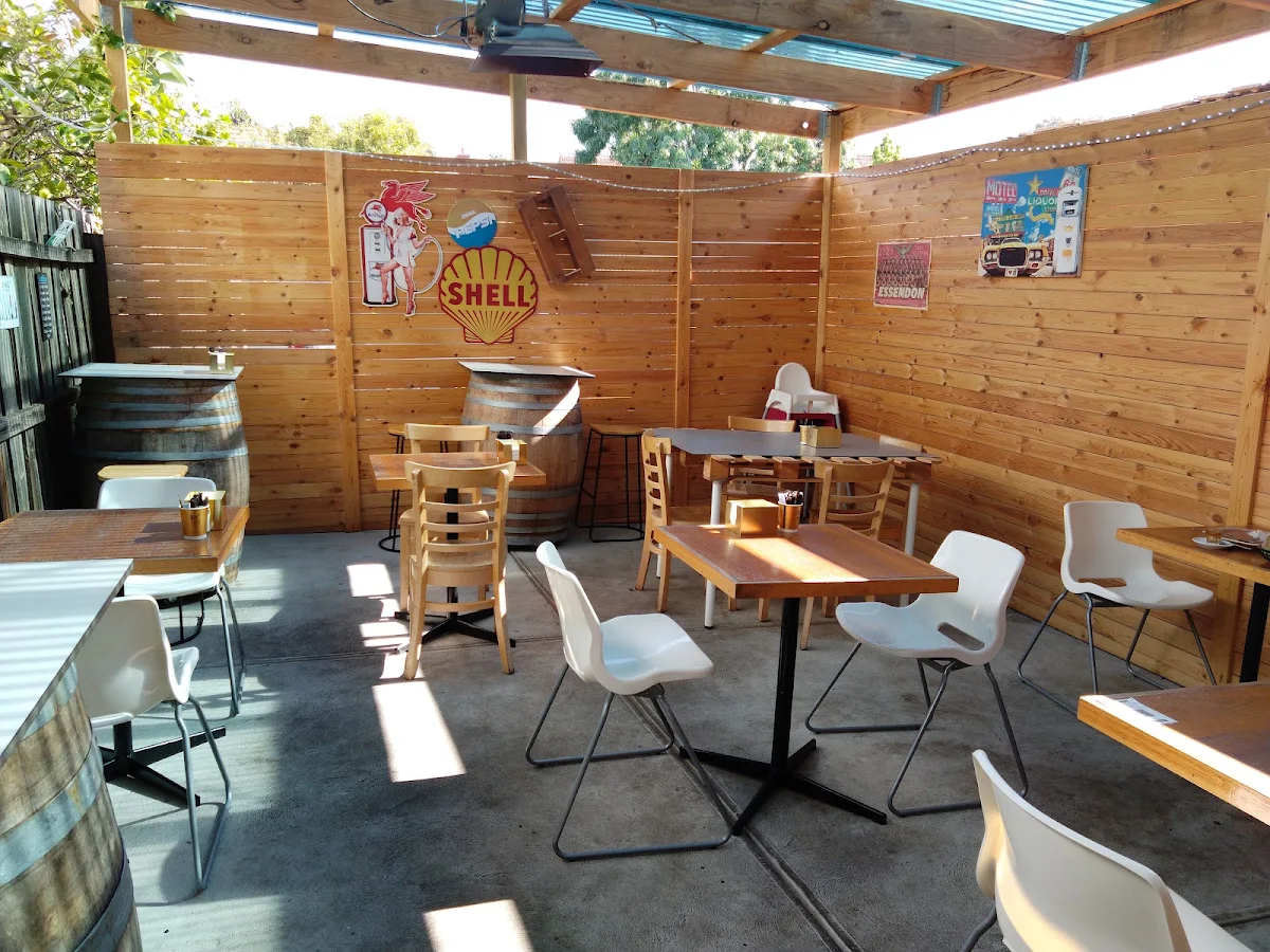 Vibe, Rustica Cafe Deli