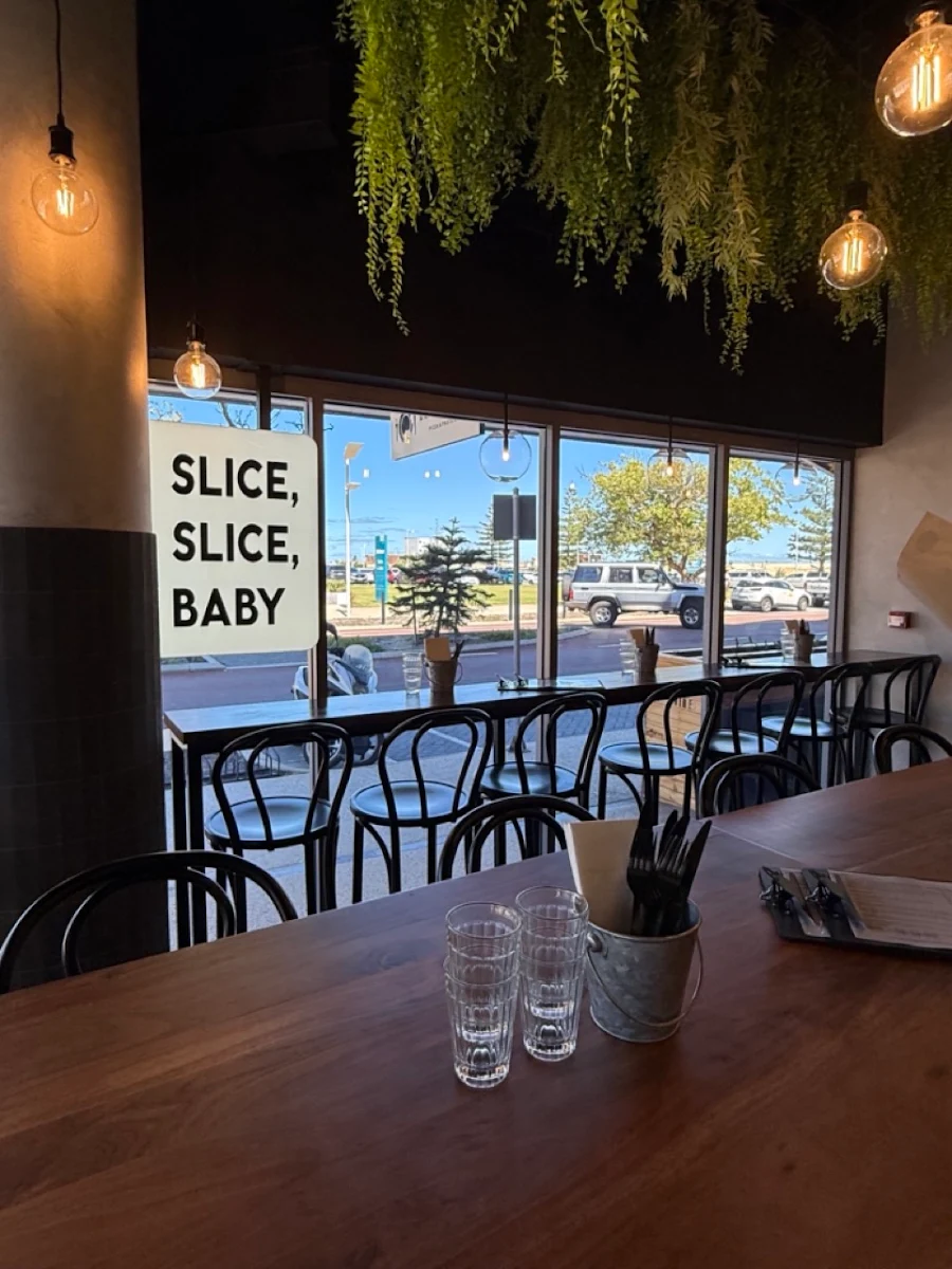 Vibe, Om Nom Nom Pizza & Pasta Bar