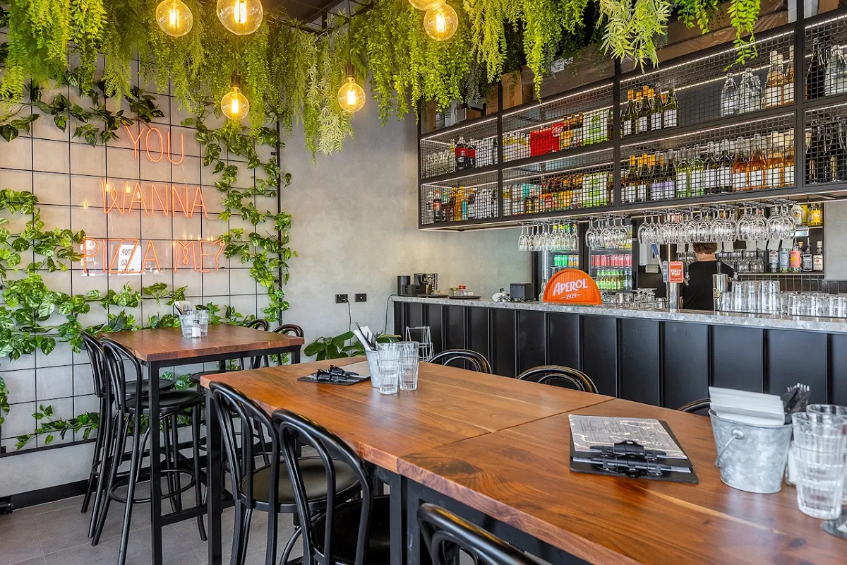 Vibe, Om Nom Nom Pizza & Pasta Bar