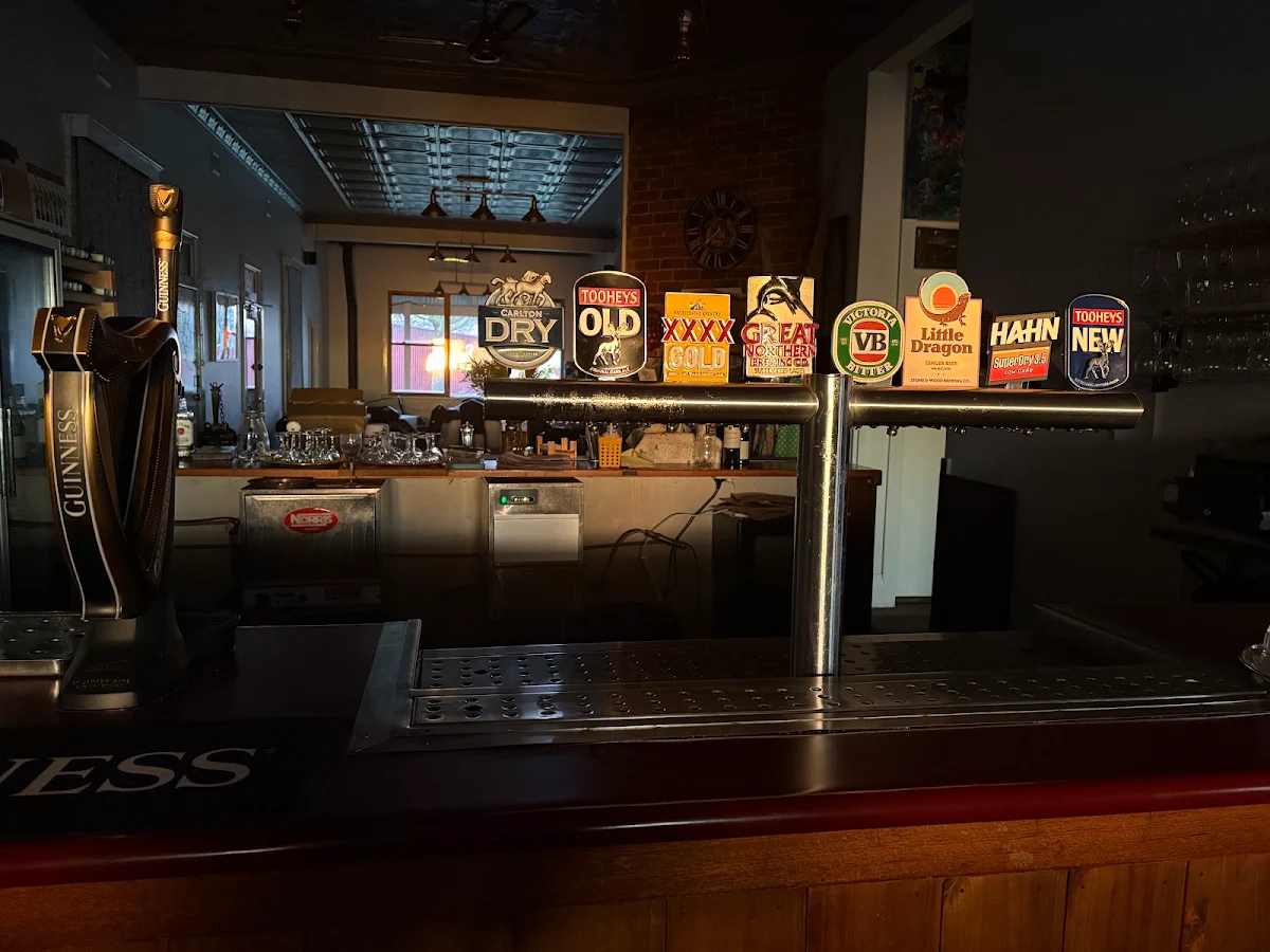 Vibe, Railway Hotel Spring Hill - Pub & Accommodation