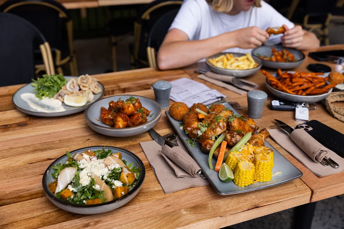 Food & drink, THE 383 WOOLI