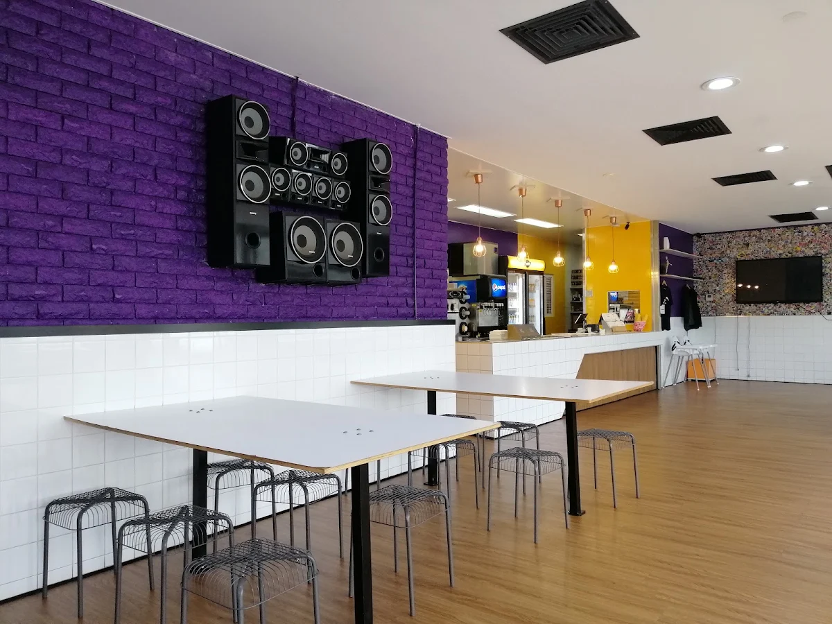 Vibe, Sneaky Burger Albion Park