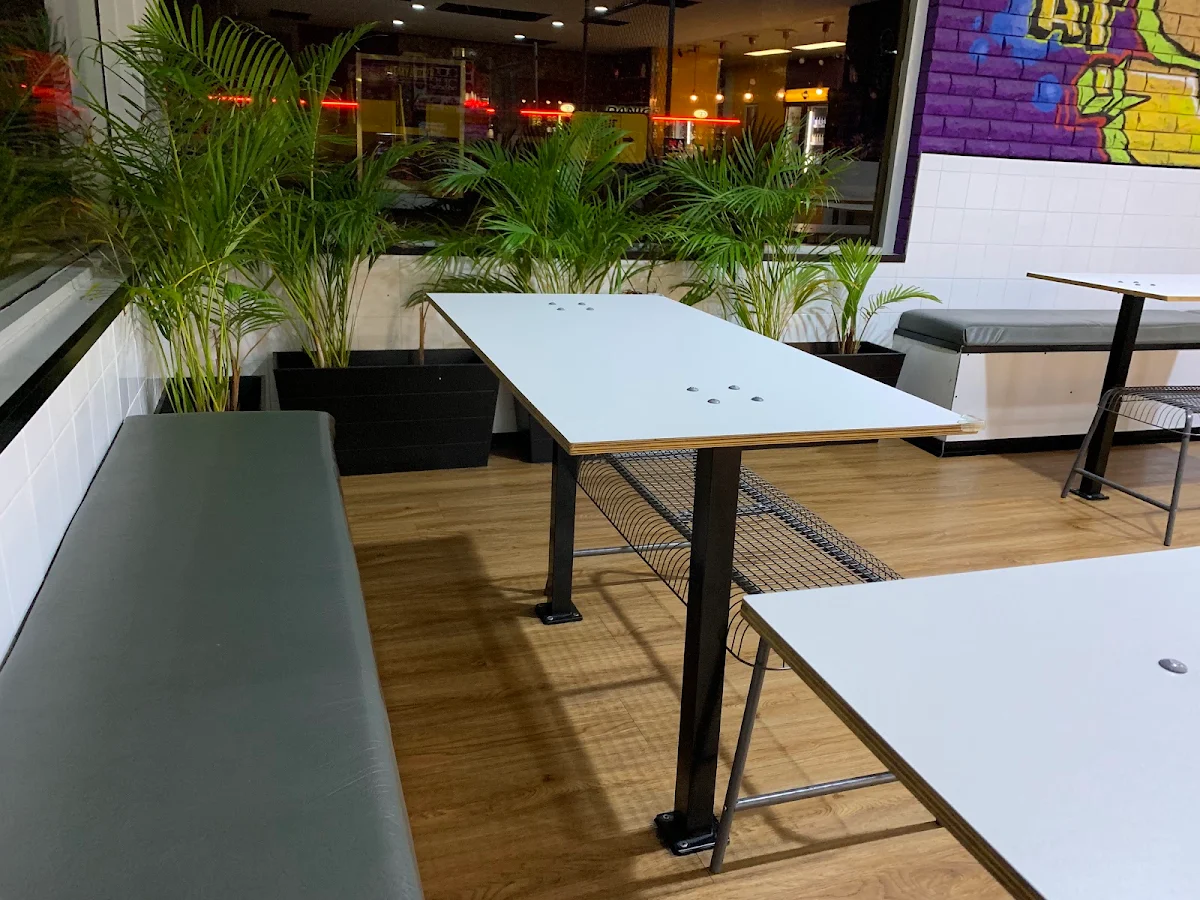Vibe, Sneaky Burger Albion Park