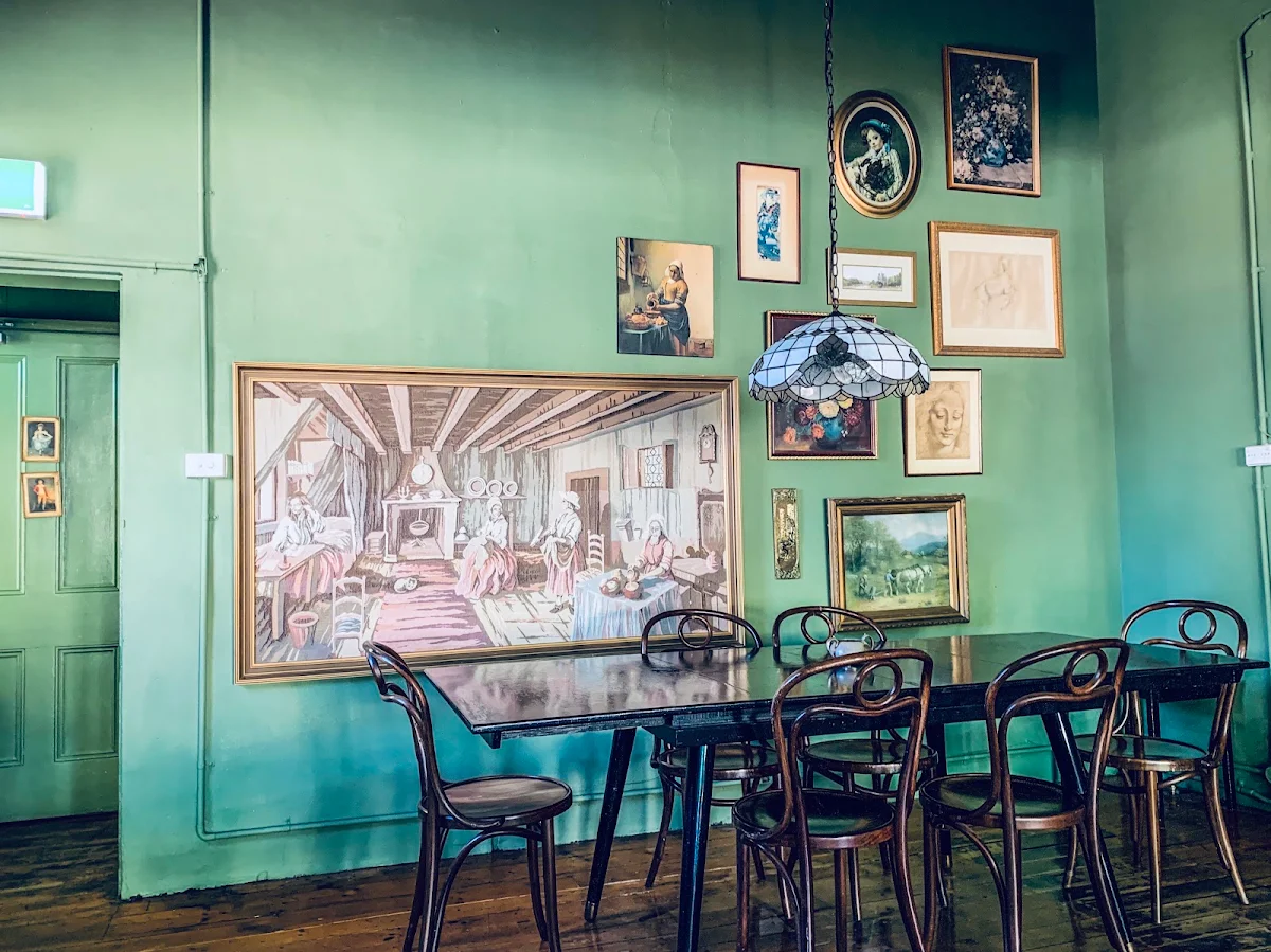 Vibe, Tin Pot Cafe