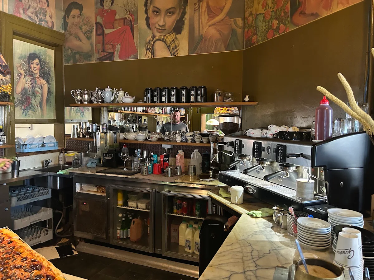 Vibe, Tin Pot Cafe