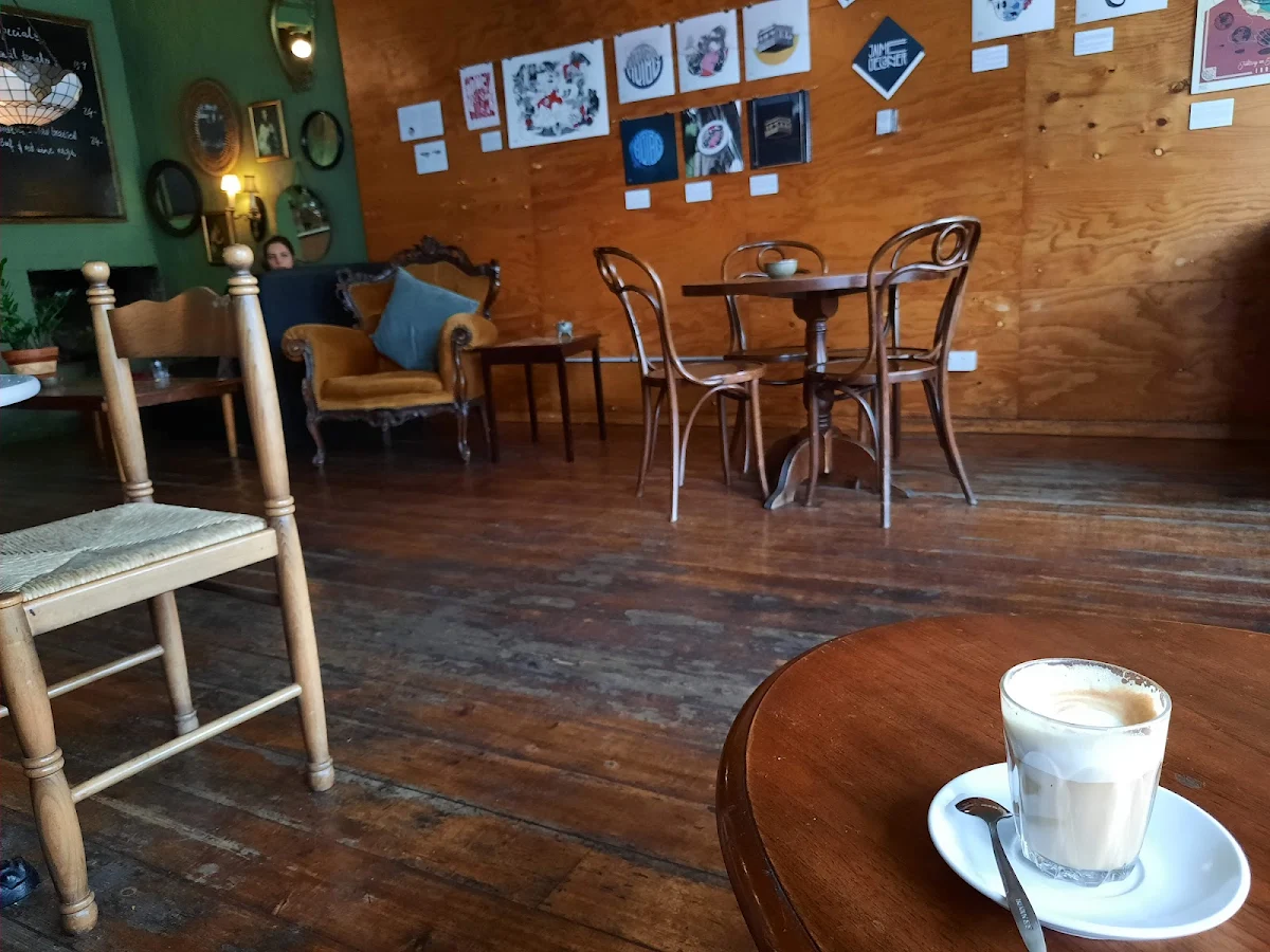 Vibe, Tin Pot Cafe