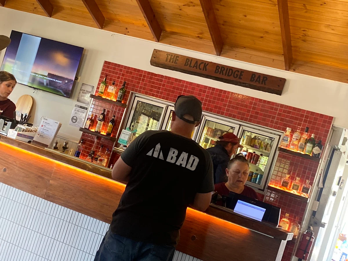 Vibe, Ballandean Pub & Motel