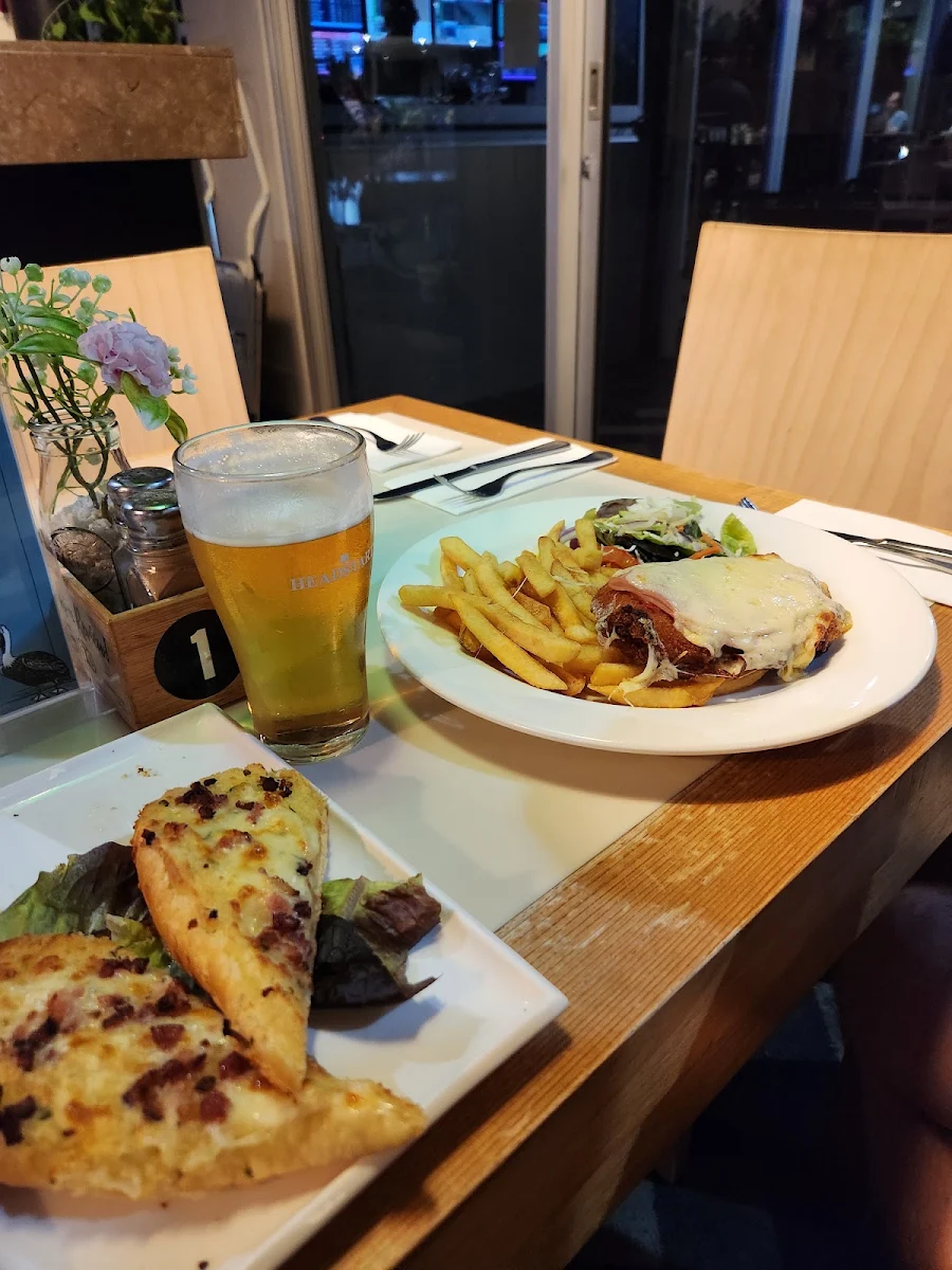 Food & drink, Pelican Waters Tavern