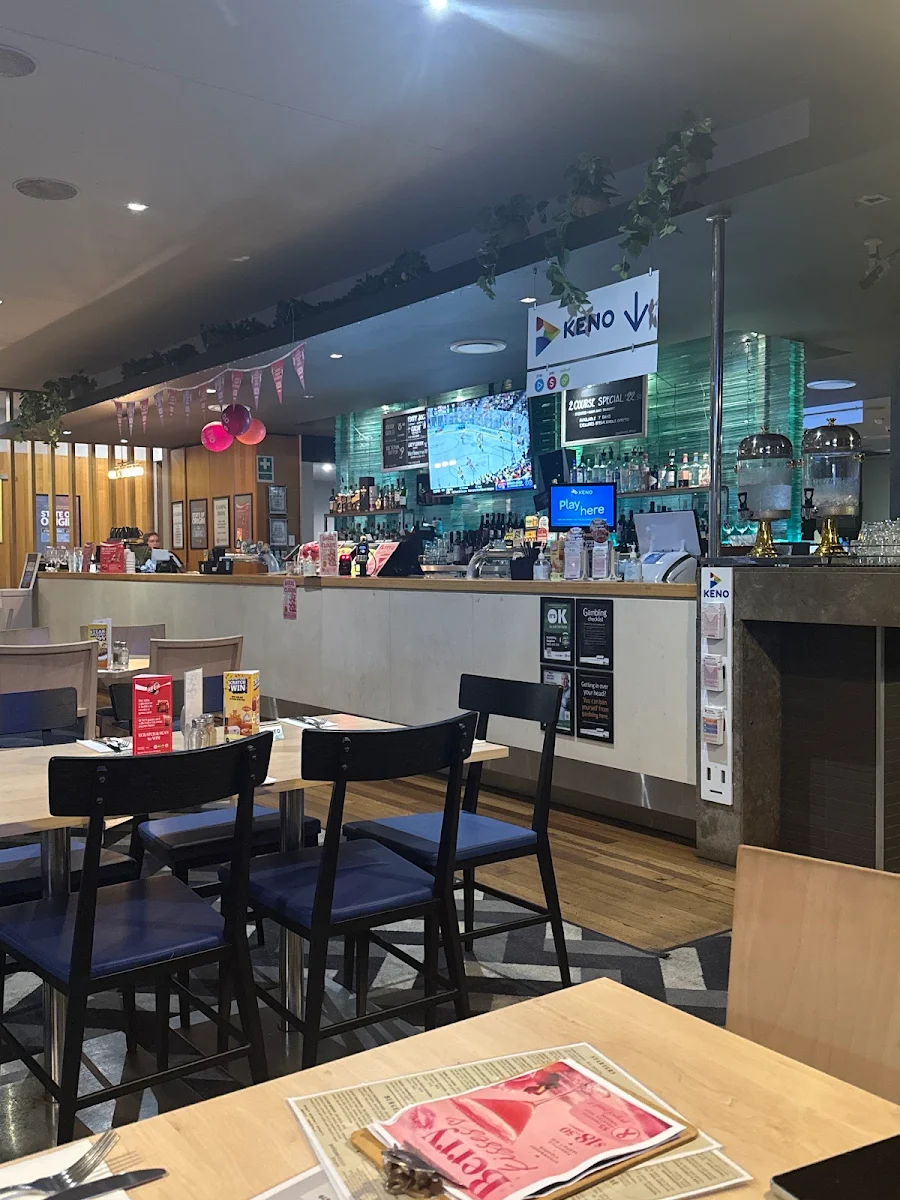 Vibe, Pelican Waters Tavern