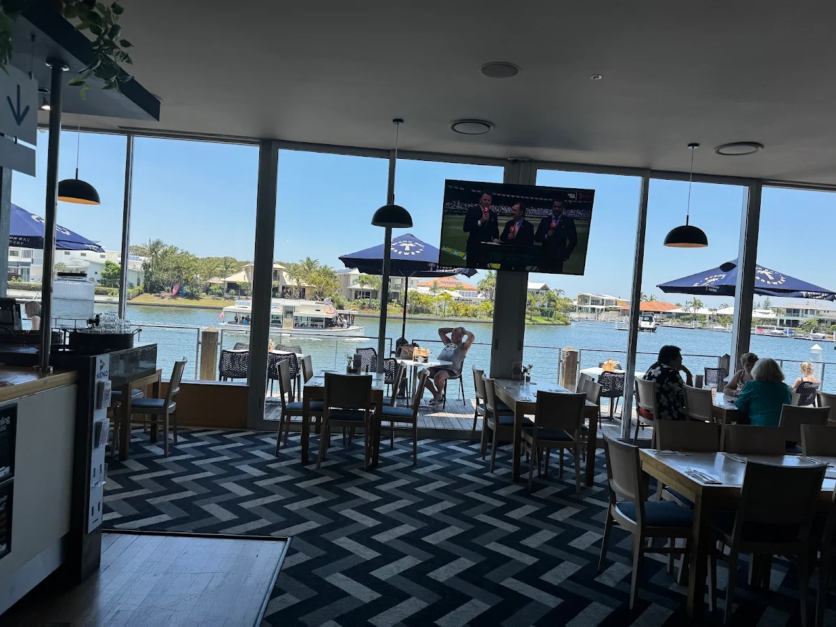Vibe, Pelican Waters Tavern